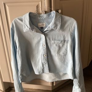 UNIVERSAL THRESD LIGHT DENIM CROP SHIRT MEDIUM